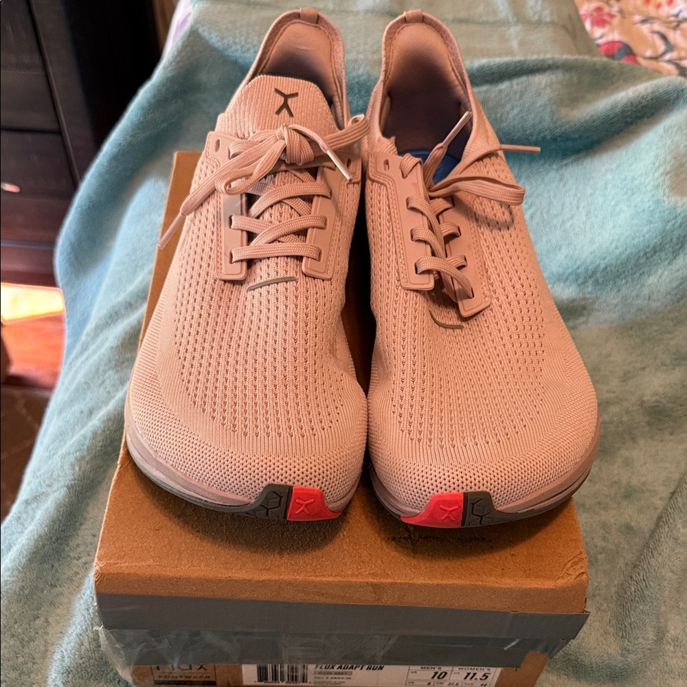 Flux Adapt Run in dove grey. Men’s 10, women’s 11.5